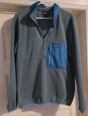 Patagonia Men’s Half-Zip Fleece Pullover in Gray/ Blue with Blue Pocket
